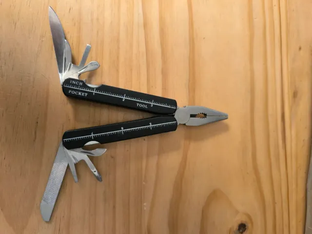 Pinza multiuso con vari strumenti integrati