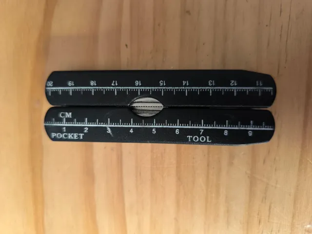 Pinza multiuso con vari strumenti integrati