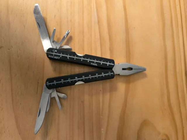 Pinza multiuso con vari strumenti integrati