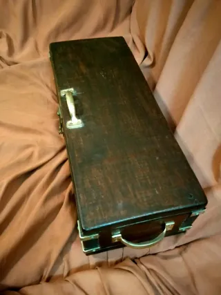 Baúl de madera pequeño con herrajes