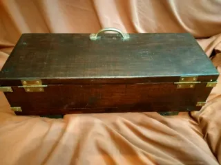 Baúl de madera pequeño con herrajes