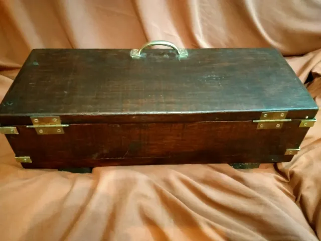 Baúl de madera pequeño con herrajes