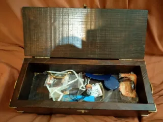 Baúl de madera pequeño con herrajes