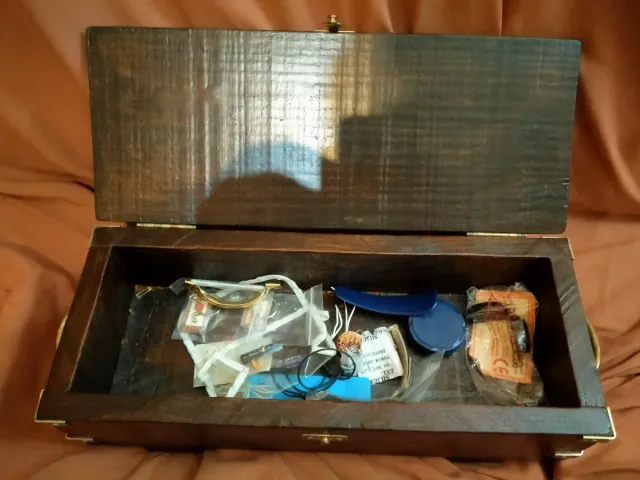 Baúl de madera pequeño con herrajes