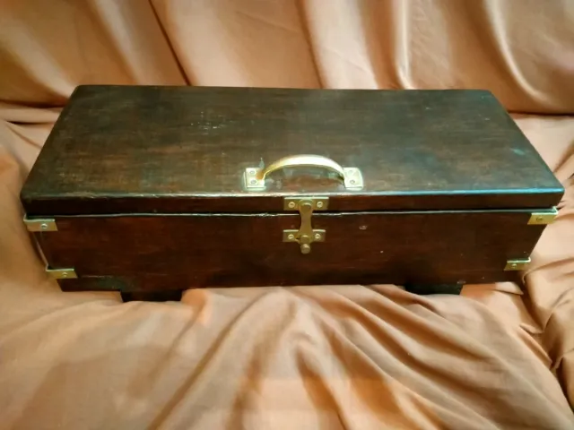 Baúl de madera pequeño con herrajes