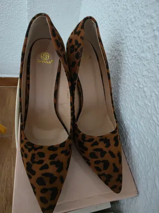 Zapatos de tacón con estampado de leopardo