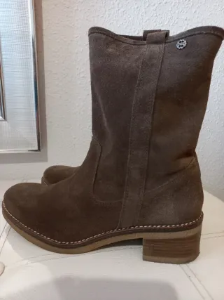 Botines piel serraje marrón talla 39. Tacón 4 cm.