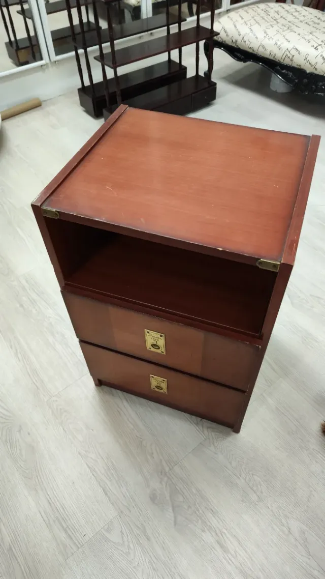 Cajonera de madera marrón