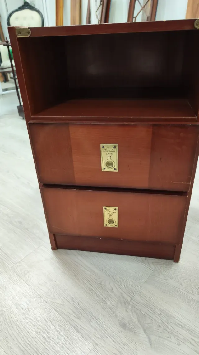 Cajonera de madera marrón