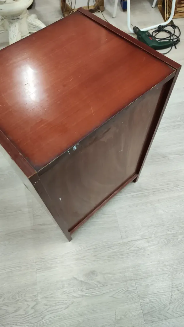 Cajonera de madera marrón