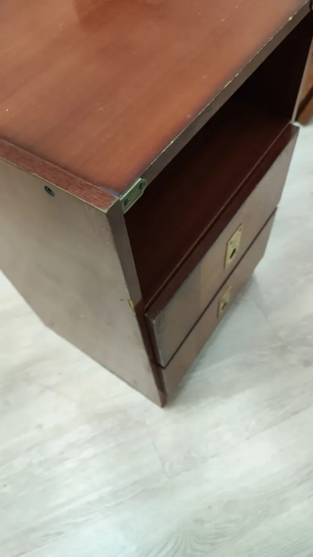 Cajonera de madera marrón