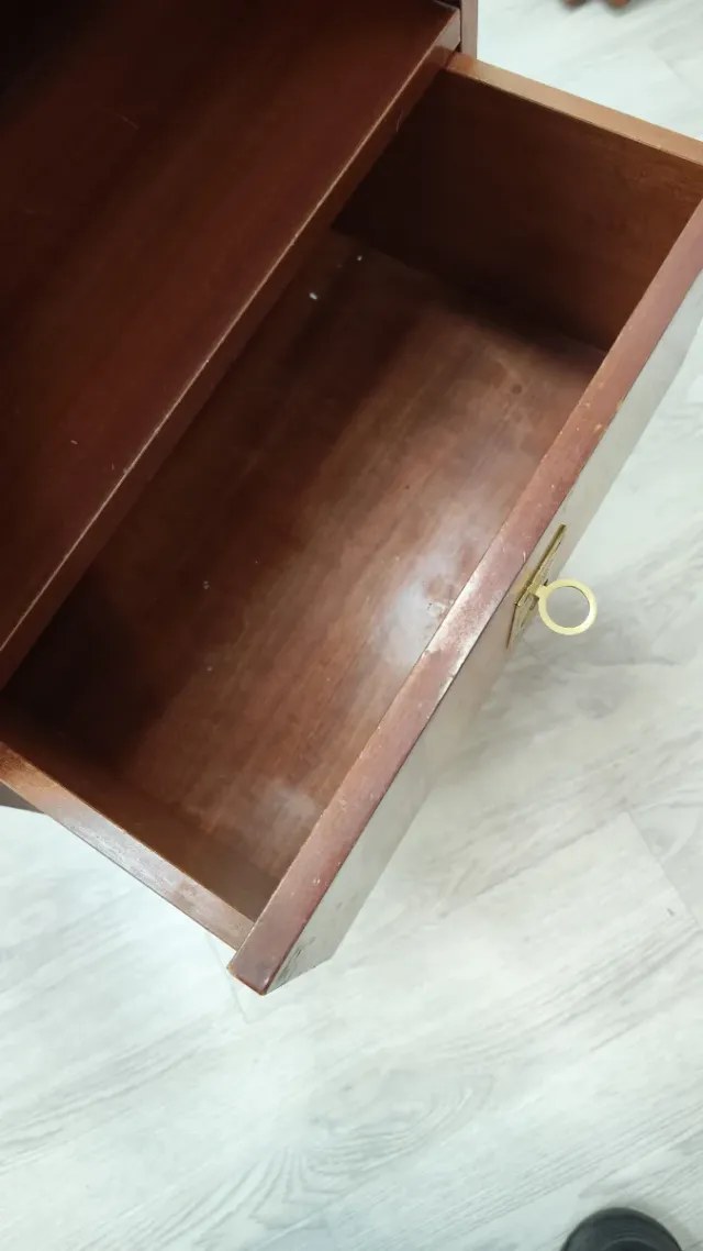 Cajonera de madera marrón