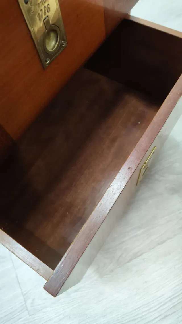 Cajonera de madera marrón