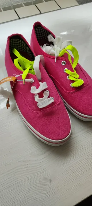 Playeras rosas mntg con cordones amarillos-blancos