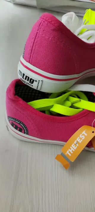 Playeras rosas mntg con cordones amarillos-blancos