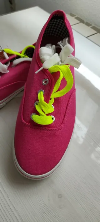 Playeras rosas mntg con cordones amarillos-blancos