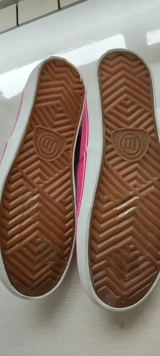 Playeras rosas mntg con cordones amarillos-blancos