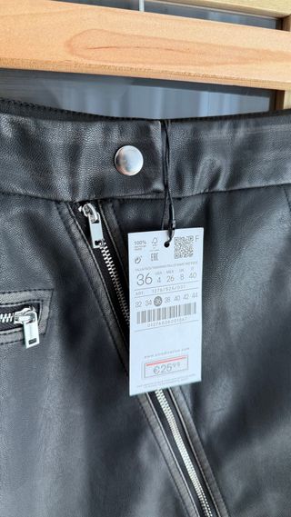 Falda negra con cremallera