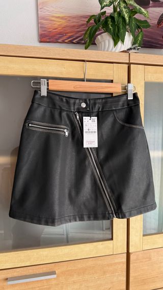 Falda negra con cremallera