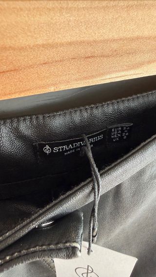 Falda negra con cremallera