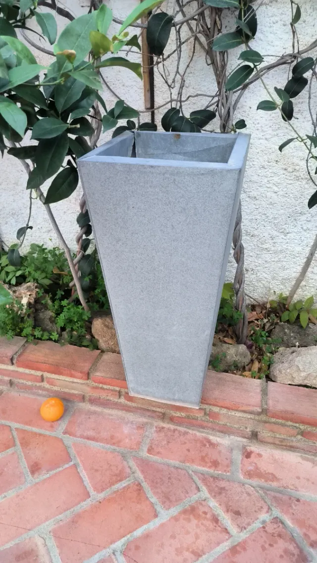 Macetero metálico gris