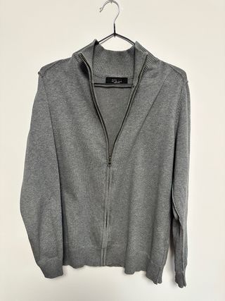 Sudadera gris con cremallera cuello redondo Zara