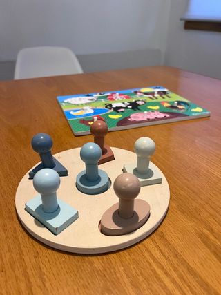Juego de encaje de madera con figuras