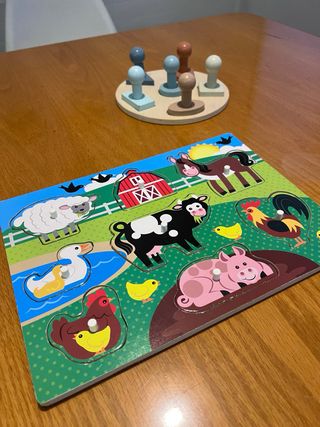 Juego de encaje de madera con figuras