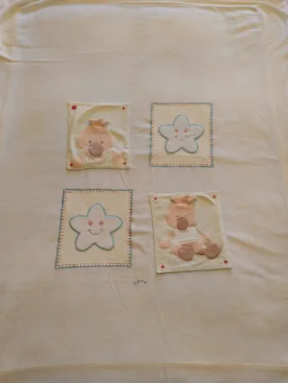 Colcha cuna con apliques de animales y estrellas