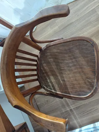 Silla antigua de madera