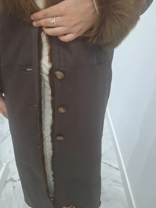 Abrigo largo de piel marrón