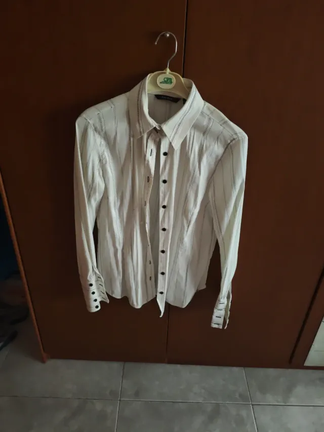 Camisa de vestir blanca con rayas negras
