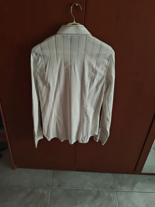 Camisa de vestir blanca con rayas negras