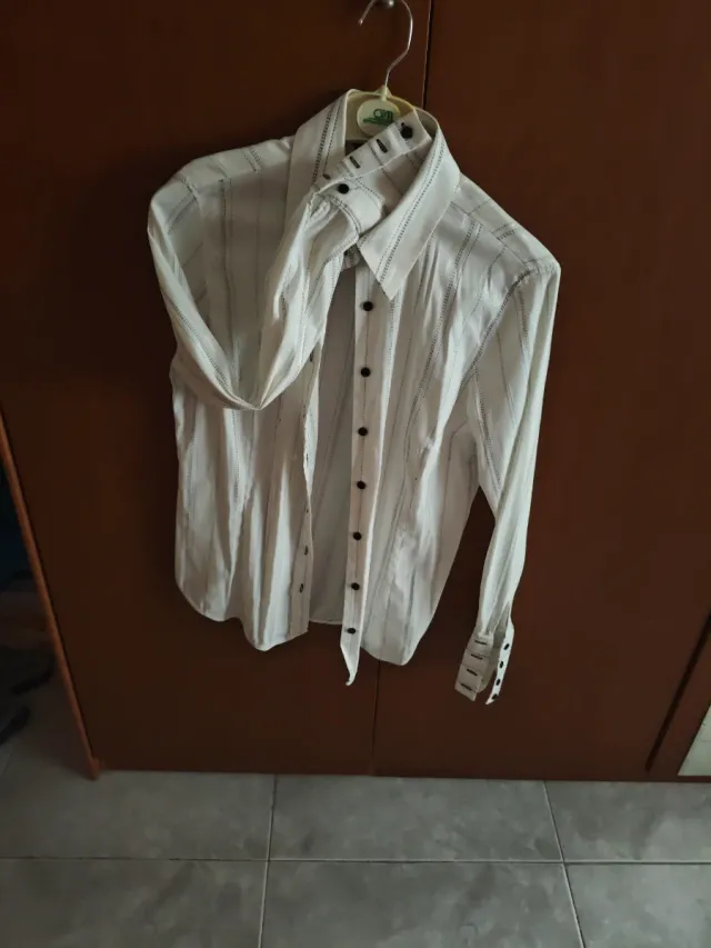 Camisa de vestir blanca con rayas negras