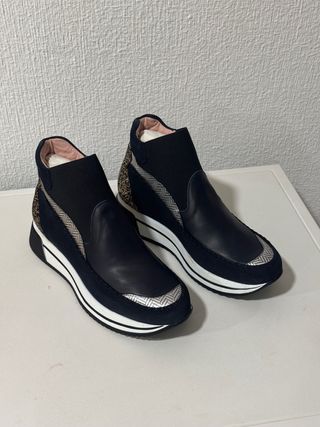 Zapatillas piel azul marino todas las tallas.