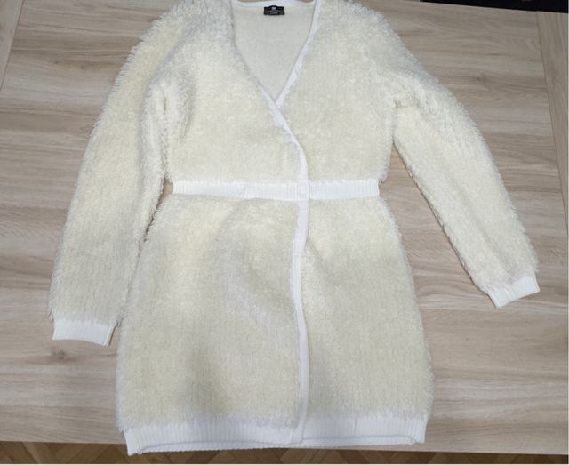 Abrigo beige y blanco