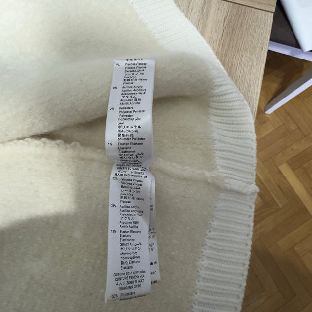 Abrigo beige y blanco