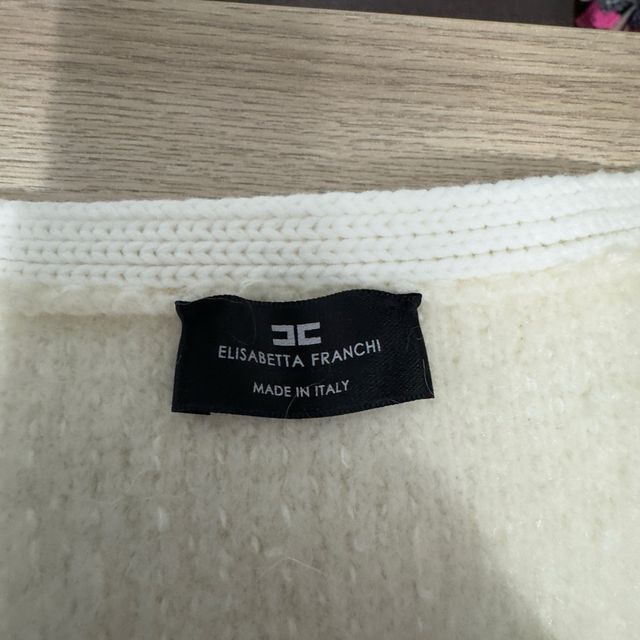 Abrigo beige y blanco