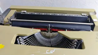 Máquina de escribir antigua Olivetti