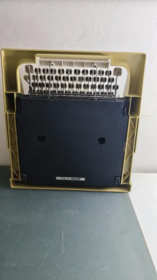 Máquina de escribir antigua Olivetti