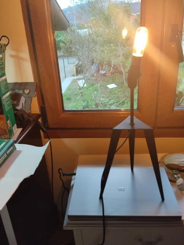 Lámpara de mesa trípode industrial
