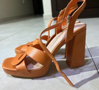 Tacones naranjas de plataforma