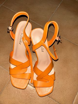 Tacones naranjas de plataforma