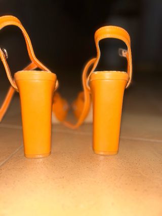 Tacones naranjas de plataforma