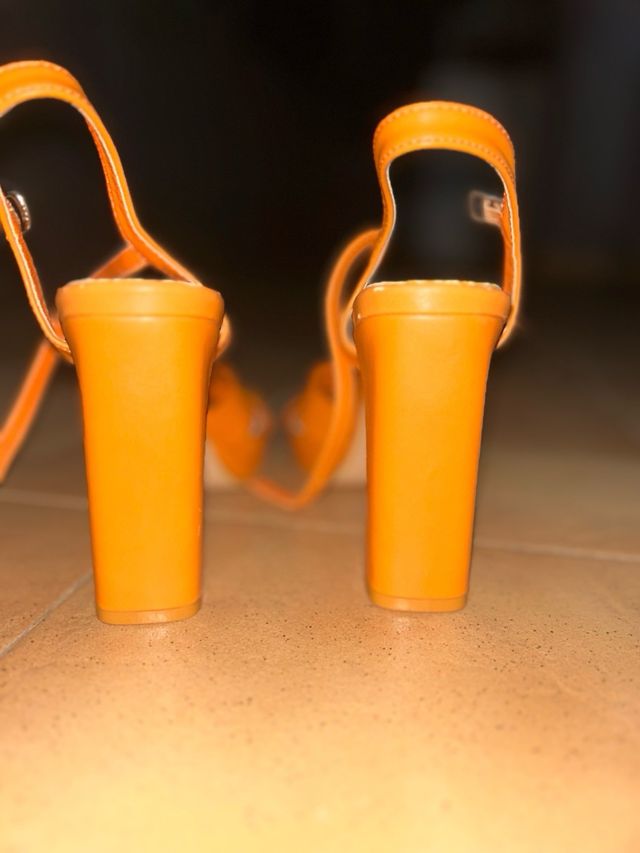 Tacones naranjas de plataforma