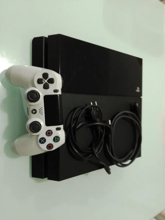 PS4 500GB con mando y cables