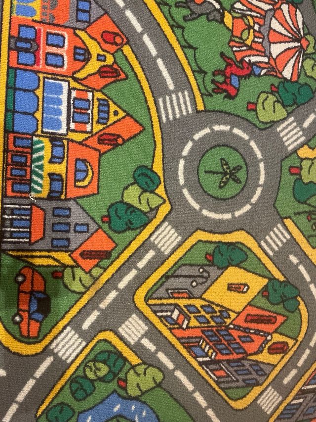 Alfombra infantil ciudad con base antideslizante