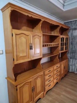 Mueble de madera con vitrina