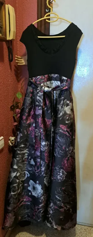 Vestido largo negro con estampado floral
