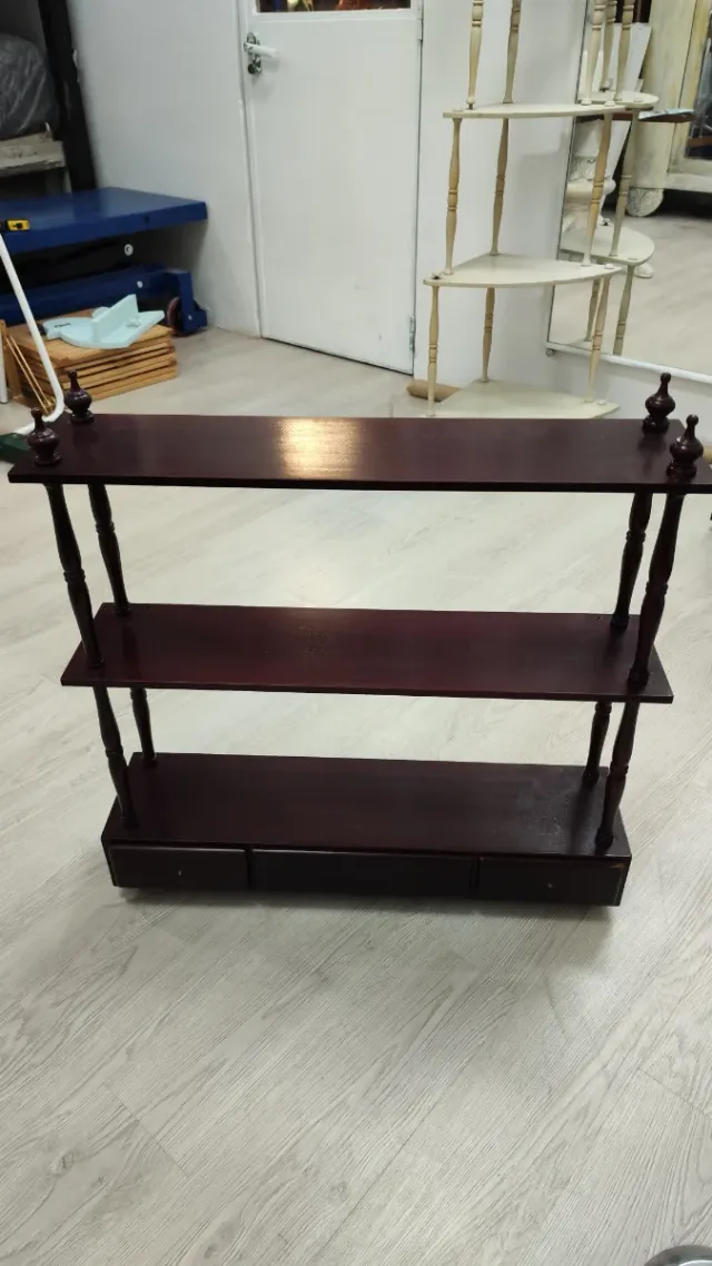 Estantería de madera oscura